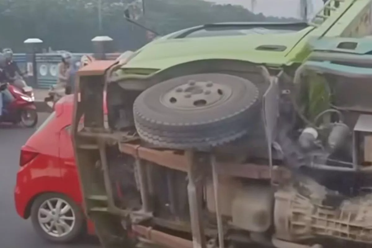 Tabrakan Truk Vs Mobil di BKT Cakung, Polisi Imbau Cari Rute Lain