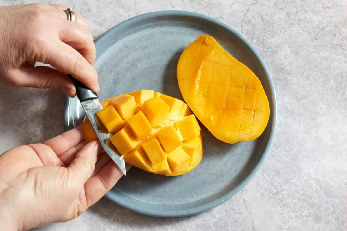 Cara Mudah Teknik Memotong Mangga Dadu atau Hedgehog Cut