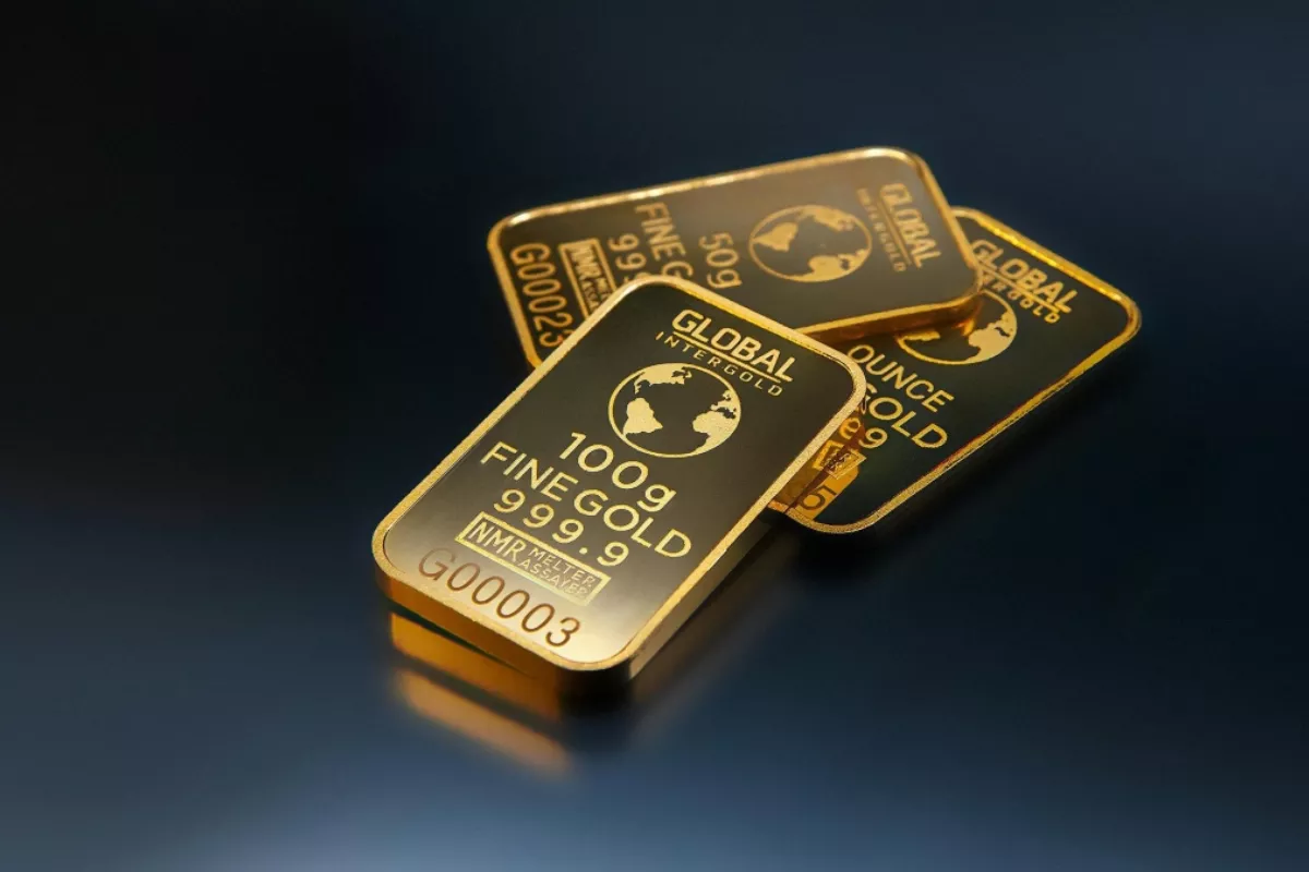 Harga Emas Dunia Turun Tipis Akibat Inflasi dan Konflik Timur Tengah