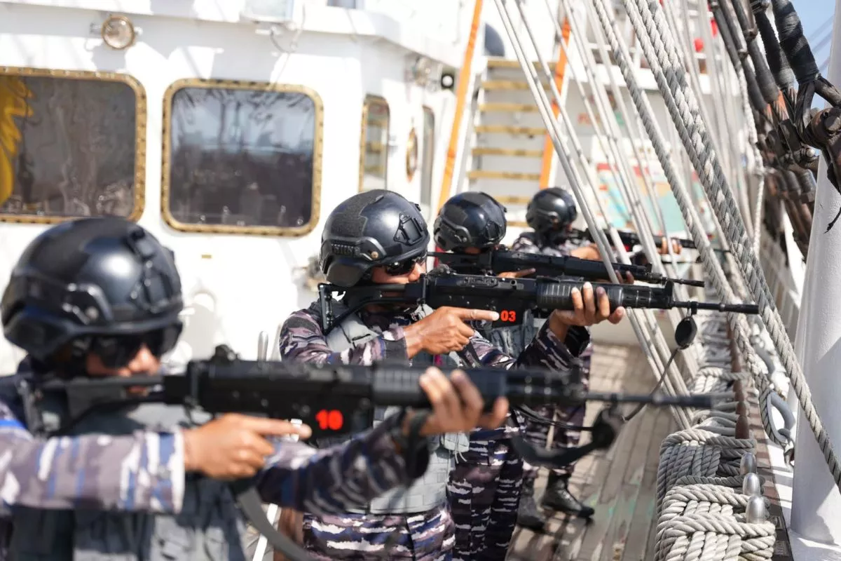 Personel Kopaska Kawal KRI Bima Suci Lepas Dari Bahaya Bajak Laut