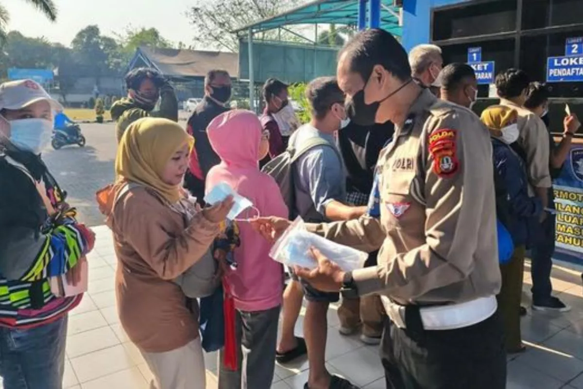 Ditlantas Polda Metro Jaya Sediakan 10 Ribu Masker bagi Wajib Pajak