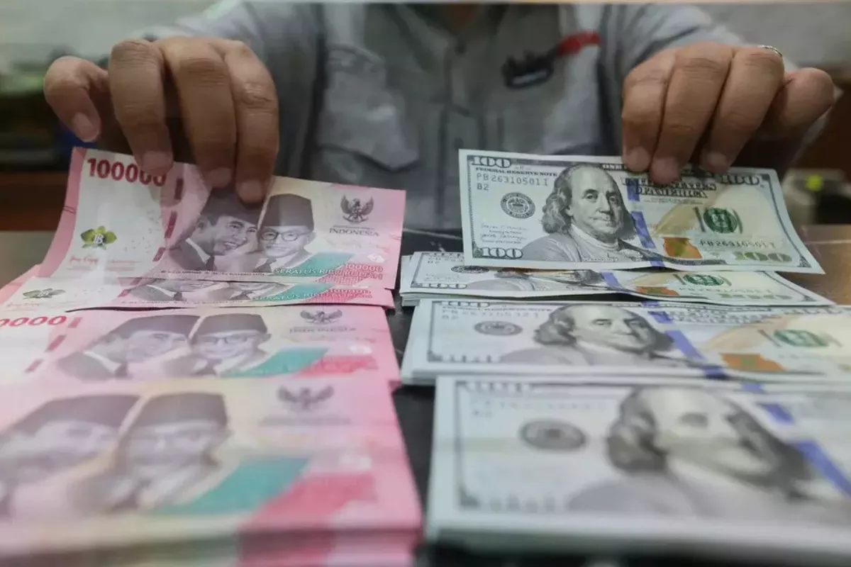 Rupiah Hari Ini Diprediksi Fluktuatif dan Berpotensi Menguat ke Rp17.900