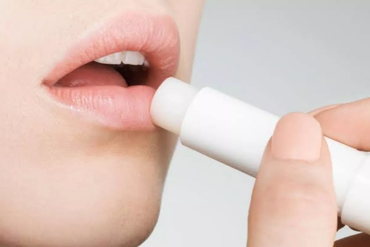 Sering Mengoleskan Lip Balm? Simak Penjelasan Pakar Soal Bahaya Iritasinya