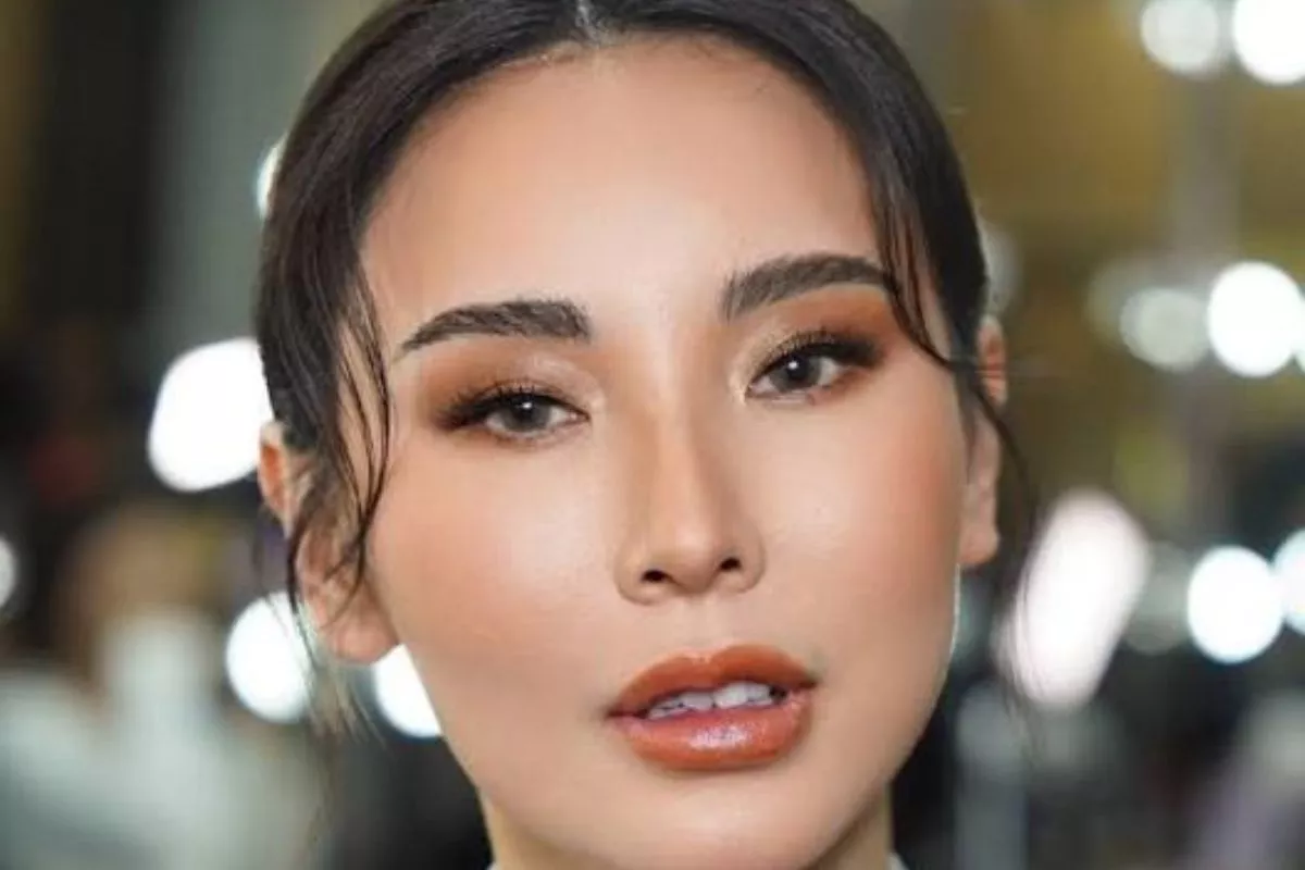 Trik Riasan Glowy yang Bikin Wajah Tampak Fresh Alami
