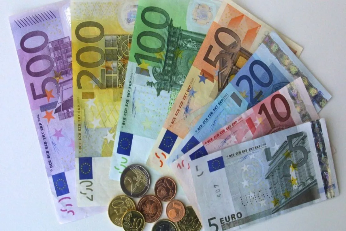 Judul: Dolar AS Perkasa Euro Ambles ke Posisi Terendah dalam Satu Tahun