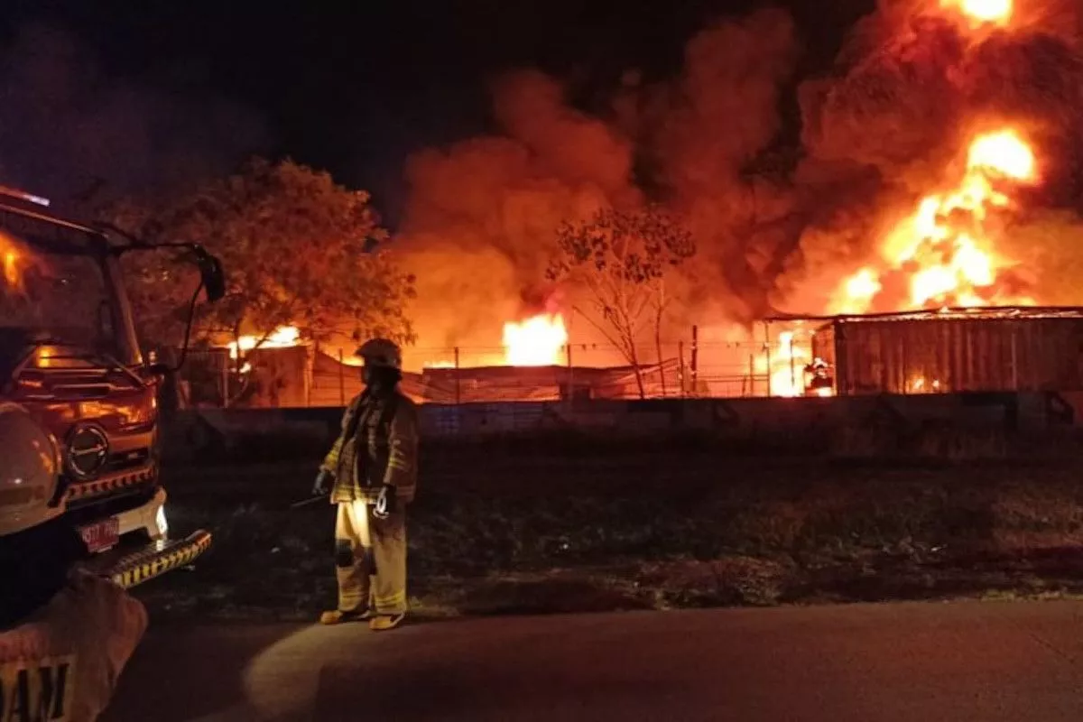 80 Personel Gulkarmat Jaktim Padamkan Kebakaran Gudang di Cakung