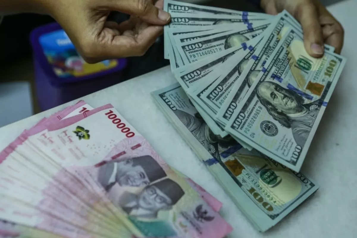 Rupiah Melemah ke Rp 18.027 per Dolar, Defisit Perdagangan Jadi Pemicu