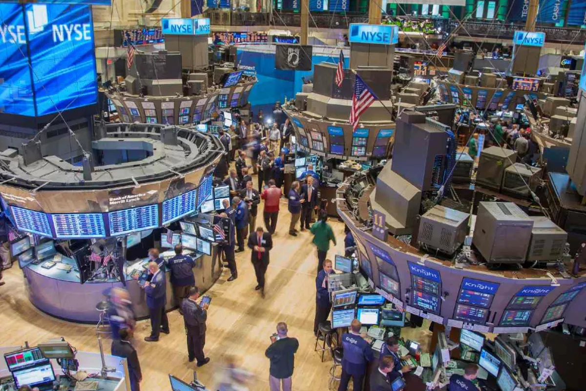 Konflik AS-Iran Dorong Minyak, Wall Street Akhiri Agustus dengan Penurunan