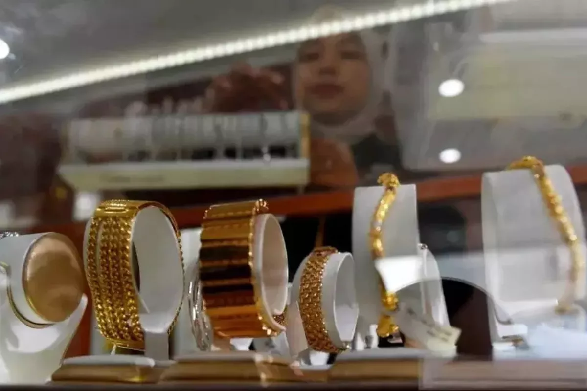 Emas Perhiasan 24 Karat Melonjak Rp36.000, Batangan Turun
