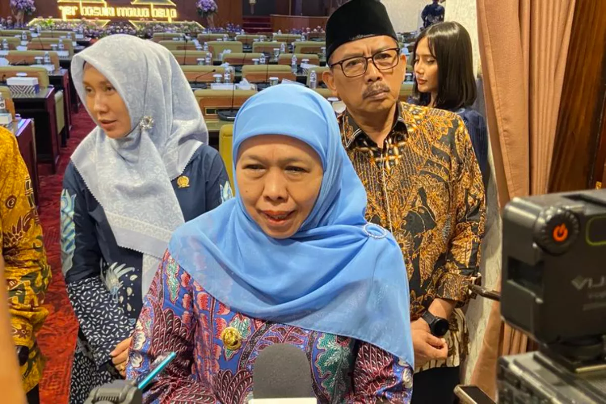 Khofifah Dukung Pembangunan Tanggul Laut Hadapi Risiko Bencana