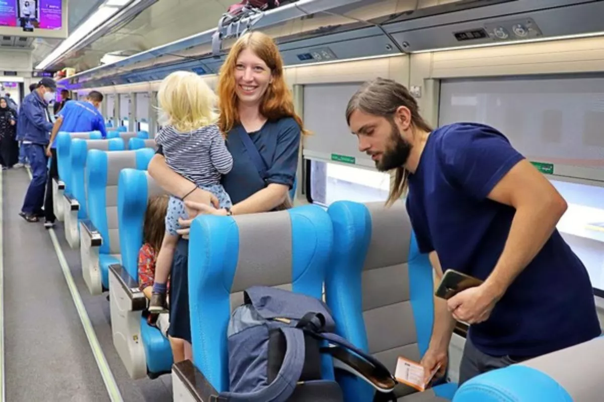 Stasiun Favorit Turis Asing Saat Berwisata dengan Kereta di RI