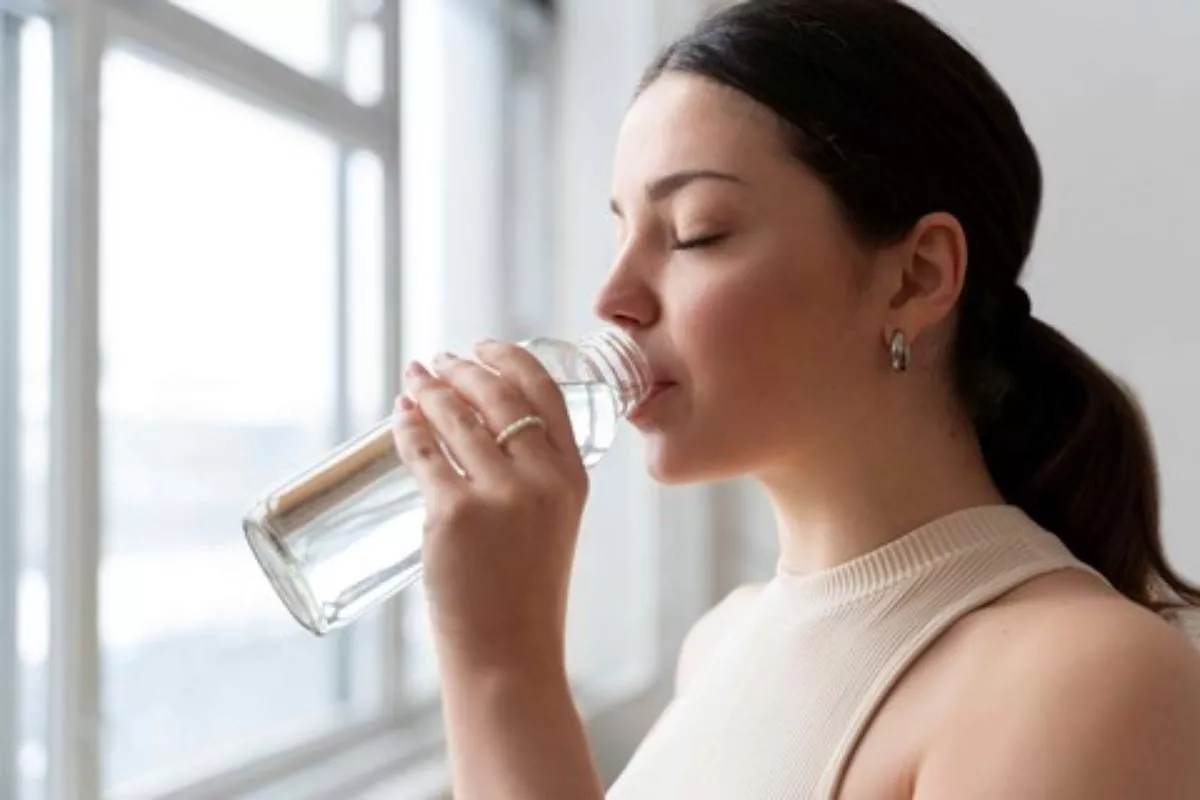 Tips Menurunkan Tekanan Darah dengan Kebiasaan Minum Air Putih Pagi