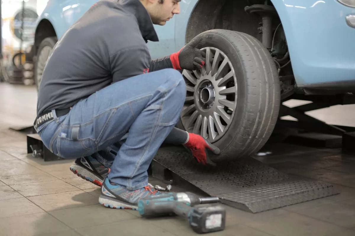 Tutorial Ganti Ban Mobil Sendiri saat Darurat bagi Pemula Lengkap