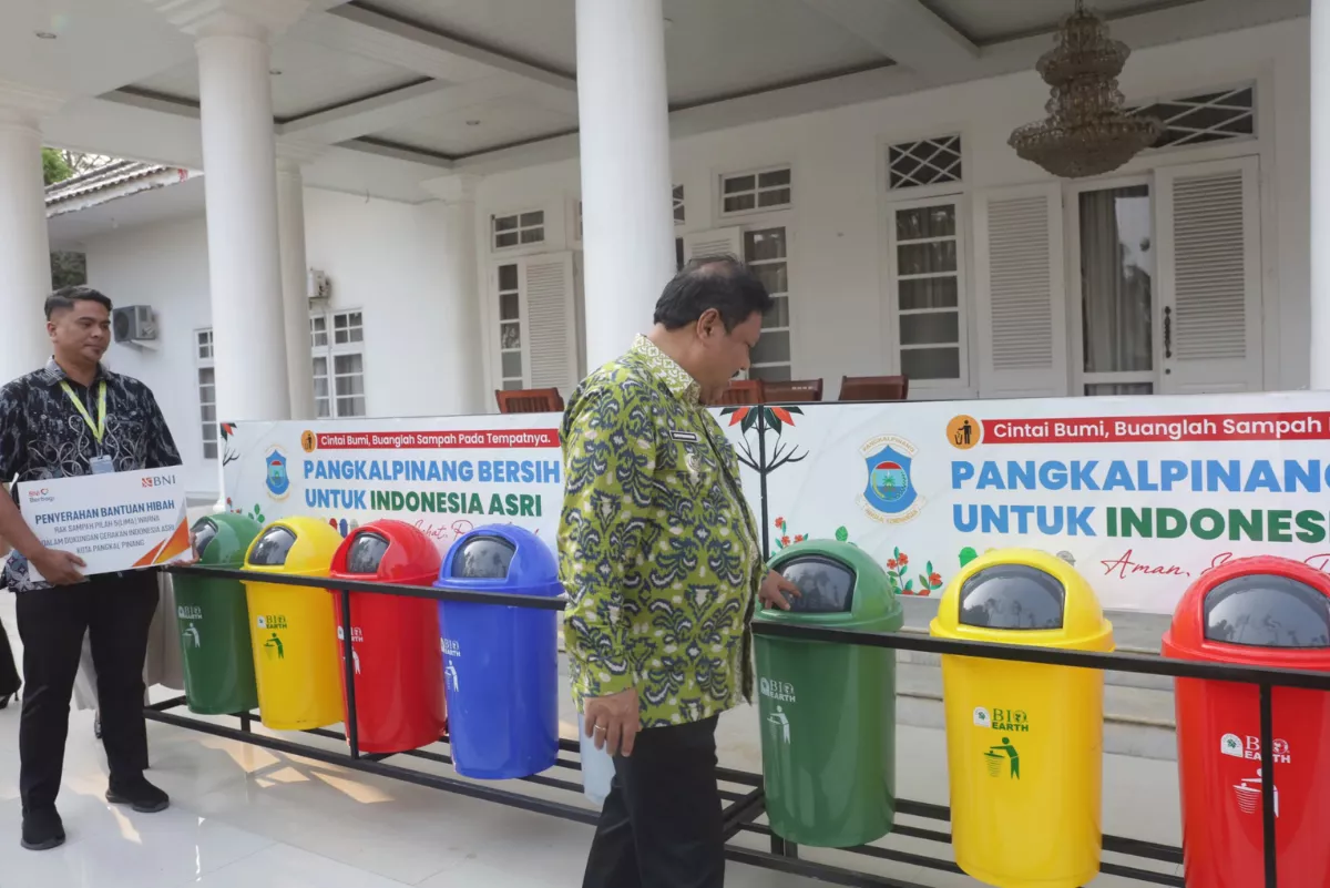 BNI Serahkan 15 Tong Sampah untuk Dukung Program Pangkalpinang Bersih