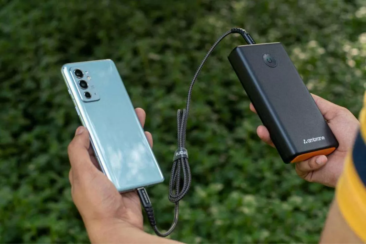 Penumpang Kereta Api Wajib Tahu Aturan Pengisian Daya Gadget dan KAI