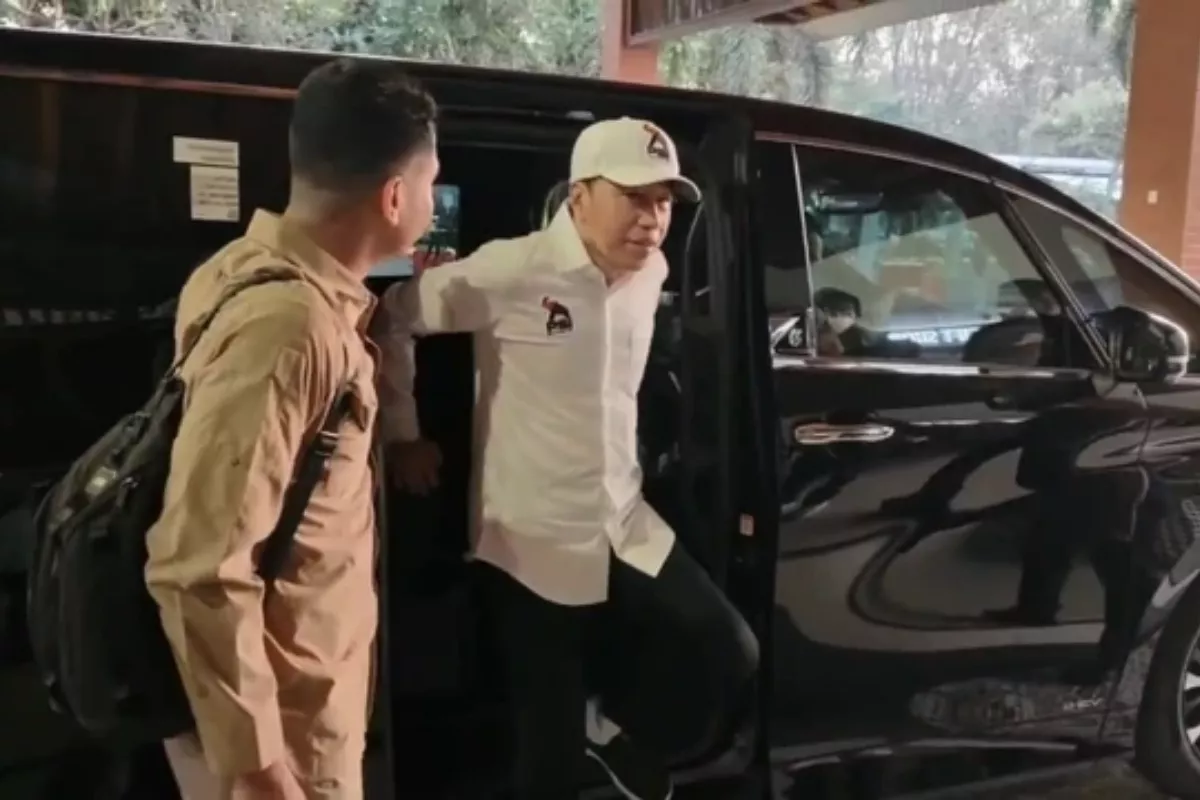 Pakai Kemeja dan Topi PSI, Jokowi Terbang ke Lampung untuk Safari