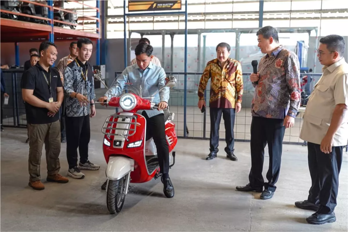 Wapres Gibran Tinjau Pabrik Motor Listrik di Tangerang