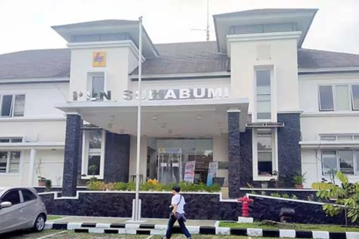 PLN Sukabumi Pulihkan Listrik Nyalindung Pasca Pohon Tumbang