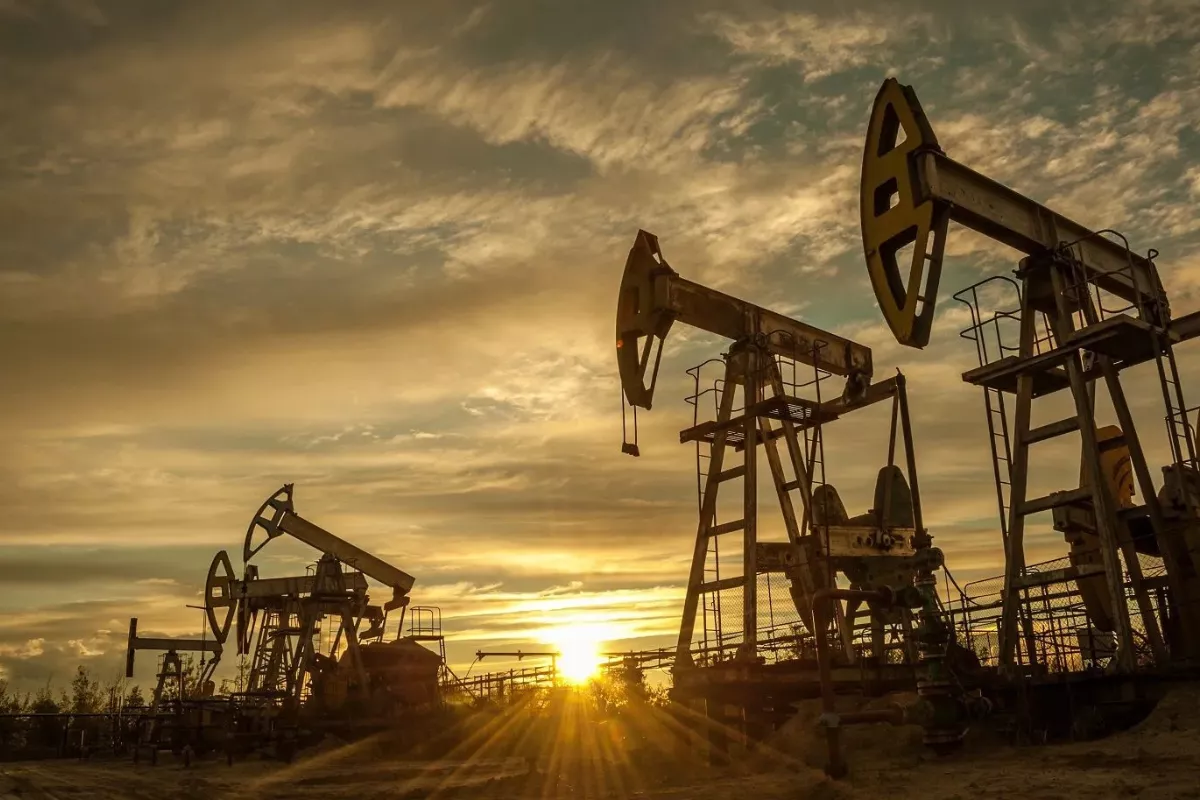 Minyak Dunia Menguat 4 Persen Usai Stok AS Turun dan OPEC+ Tahan