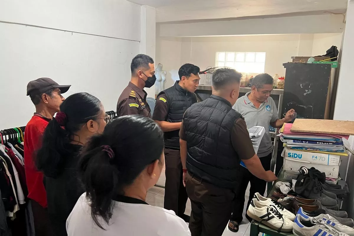 Dugaan Korupsi Pengadaan, Kantor Disdikbud Ende Digeledah Jaksa