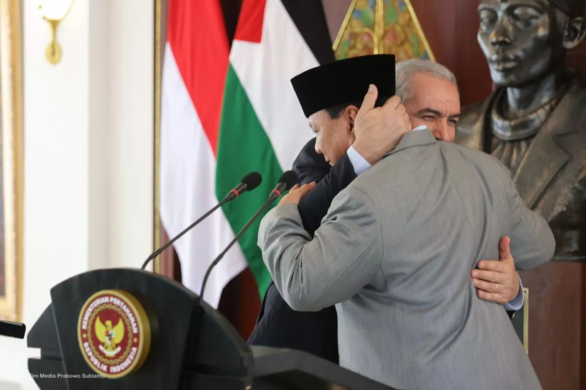 Prabowo Pekikkan Free Palestine, Langsung Dipeluk Dubes Palestina