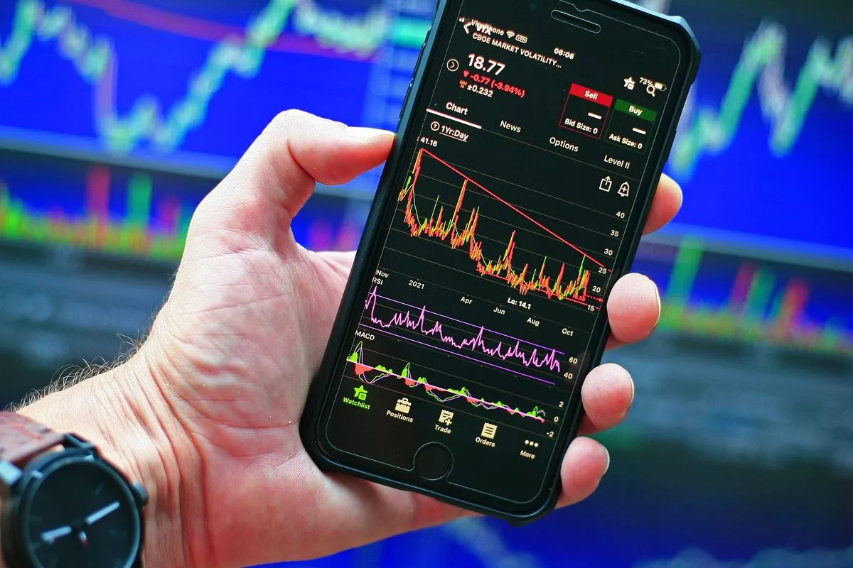 IHSG Hari Ini Berpeluang Menguat, Cek Rekomendasi Saham BMRI hingga ADMR