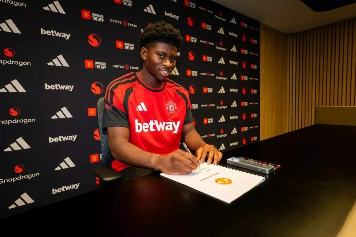 Carlos Baleba Resmi Pakai Nomor Punggung 20 di Manchester United