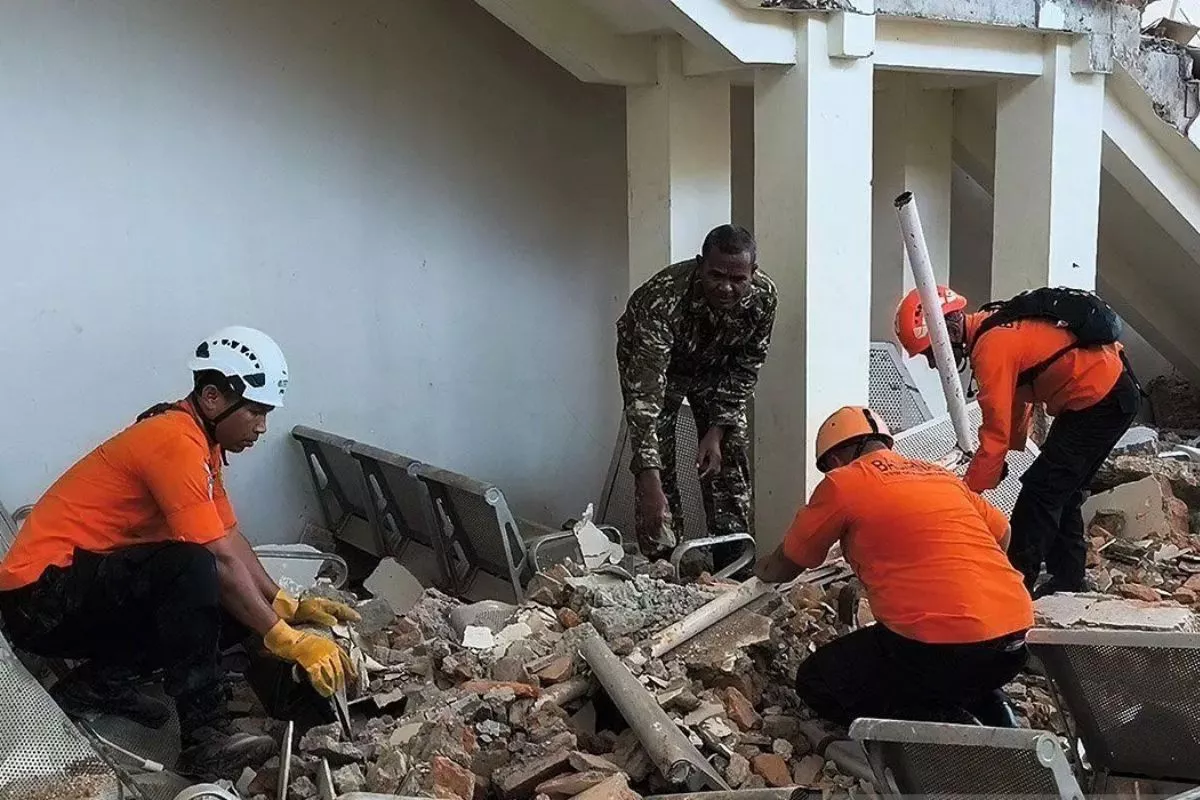 HUT Ke-81 RI di Lokasi Bencana, Menko PMK Tegaskan Penanganan Gempa NTT