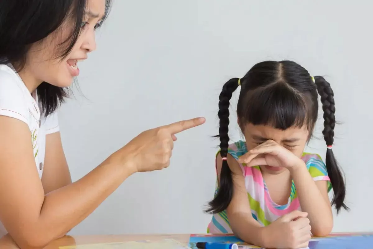 Sering Dimarahi Orang Tua Saat Kecil? Ini Efeknya Saat Dewasa