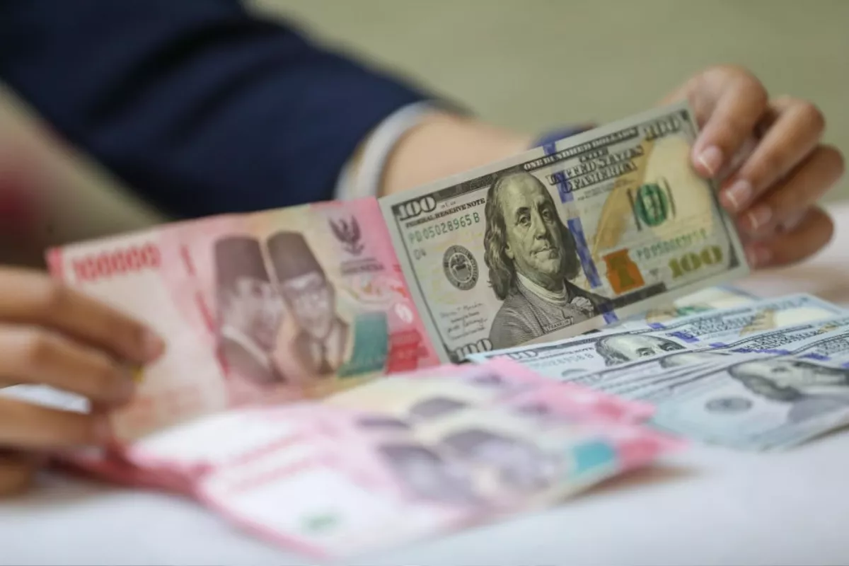 Dolar AS Tembus Rp18.021, Rupiah Hari Ini Selasa Kembali Melemah Lagi