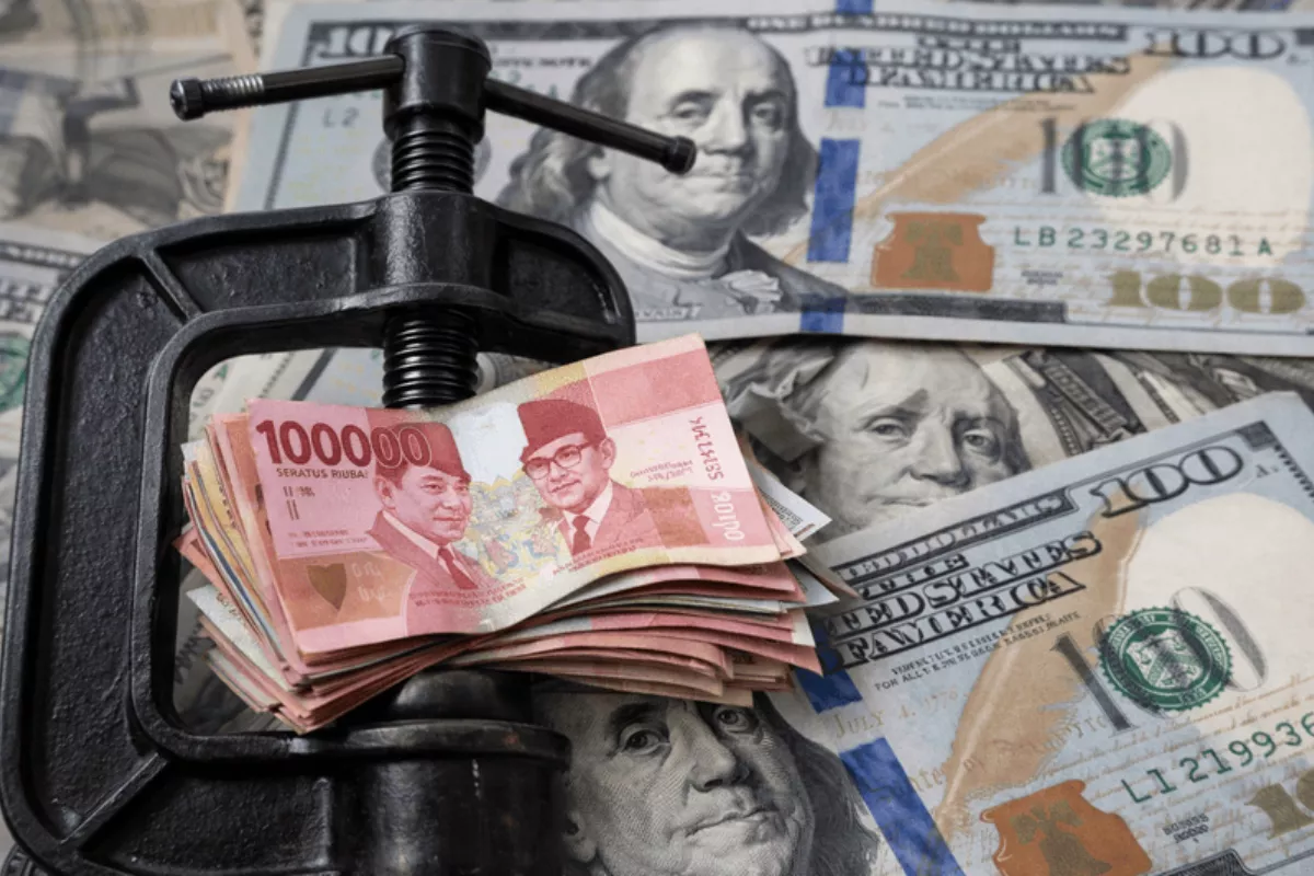Rupiah Diprediksi Melemah hingga Rp17.660 per Dolar AS pada 18 Mei 2026