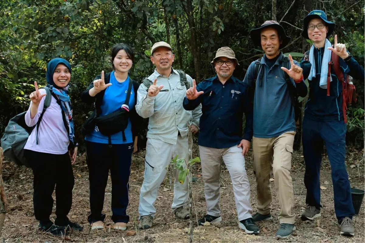 Pelajar Jepang Ikut Tanam Pohon di Tahura SSH Riau Bersama Belantara