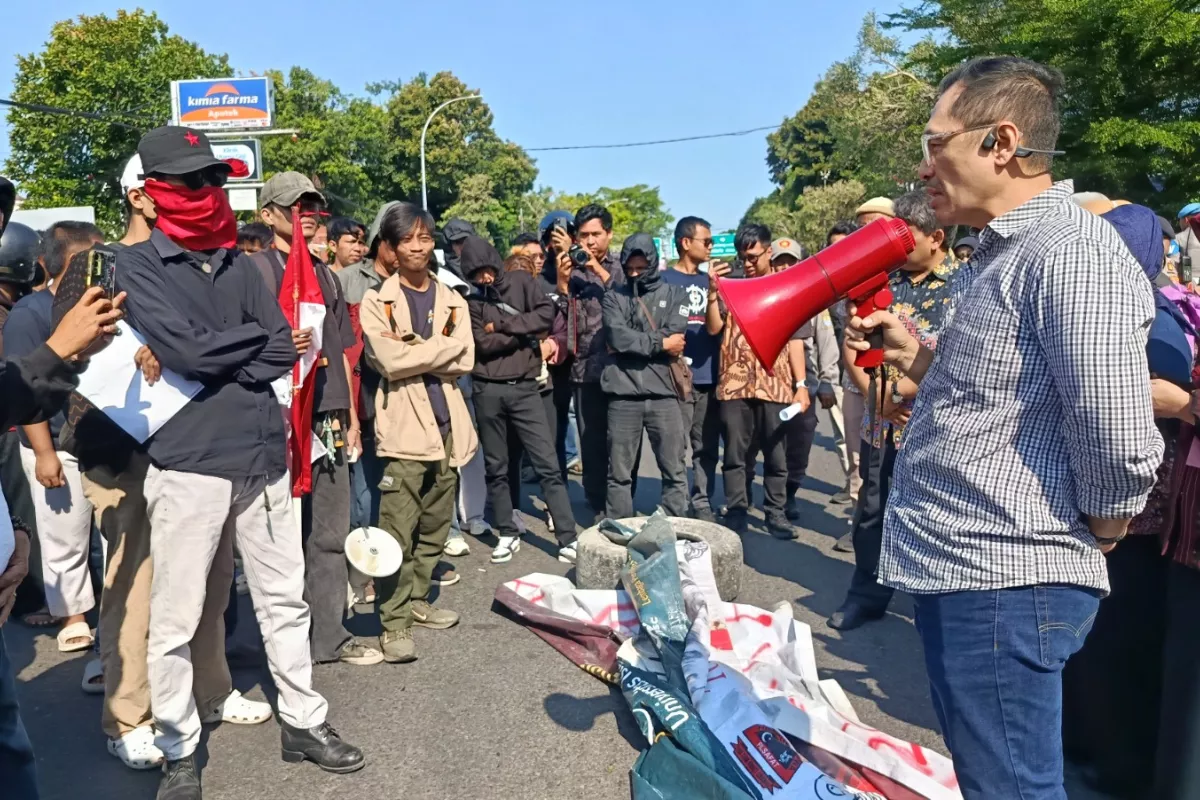 Tuntutan Pembongkaran Satgas Pajak Warnai Aksi Unjuk Rasa Warga Kota