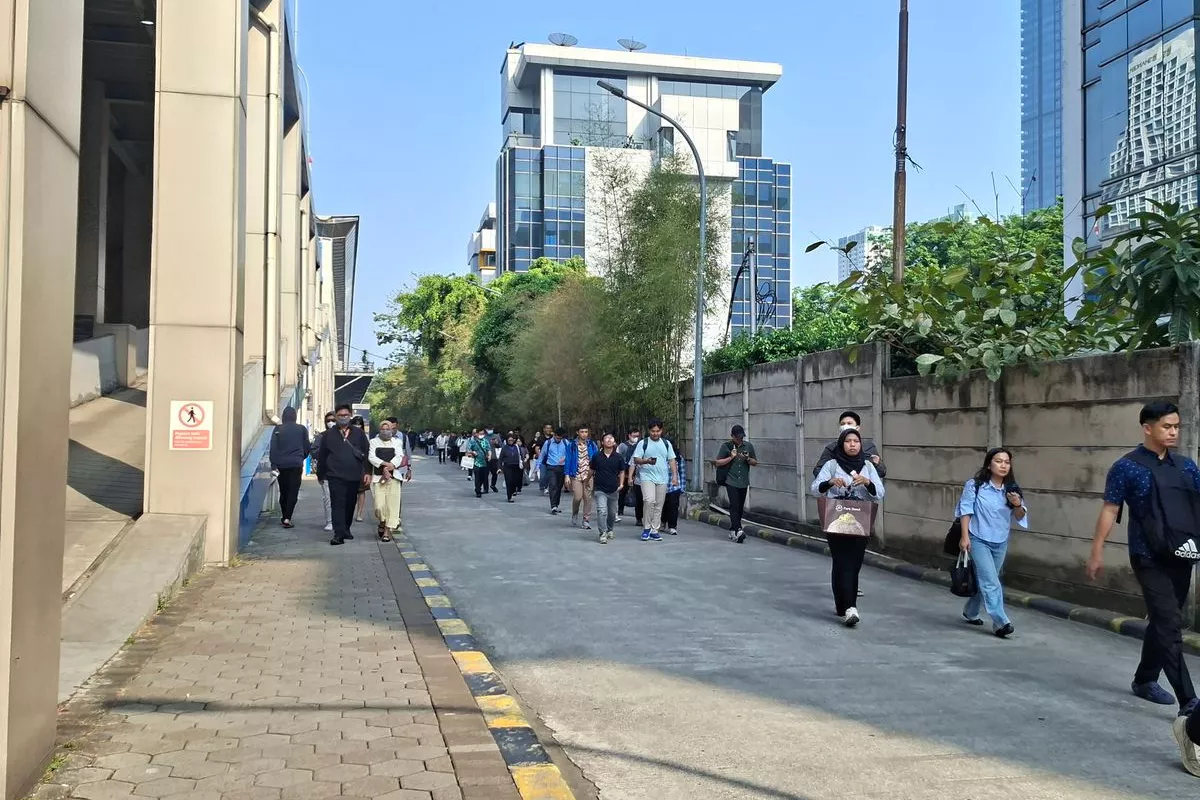 Stasiun Karet Ditutup, Pekerja Keluhkan Akses ke BNI City Lebih Jauh