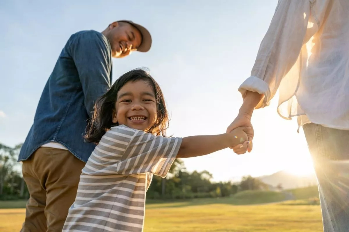 Tips Ampuh Jaga Hubungan Erat dengan Anak yang Sedang Merantau