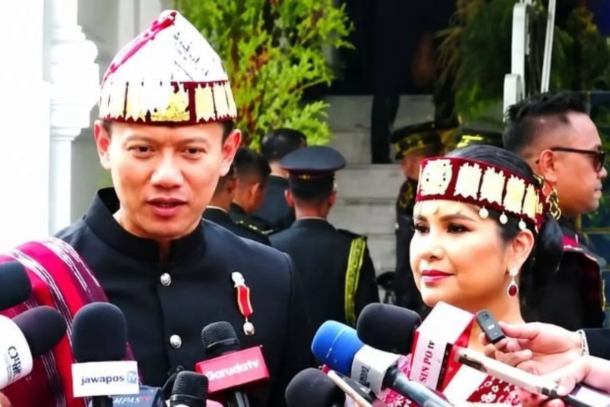 Gaya Kompak AHY dan Annisa Pohan Berbusana Adat Toba di HUT ke-81 RI