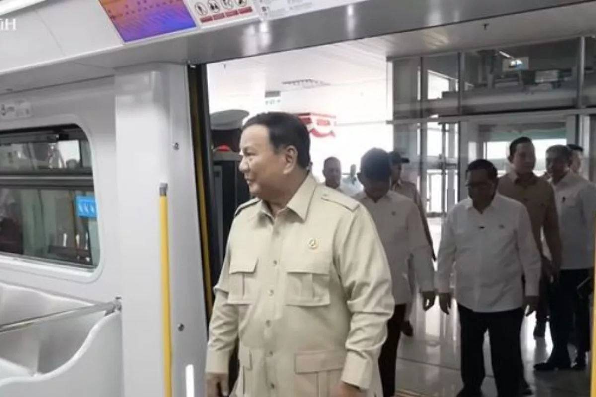 Prabowo dan Pramono Tiba di Stasiun LRT Kelapa Gading Disambut Seni Betawi