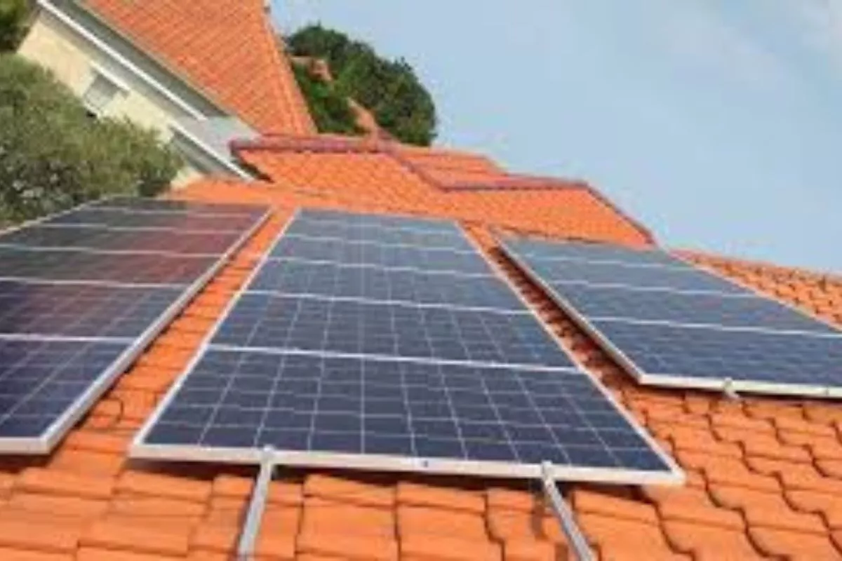 Dukung Transisi Energi, 24.000 Hektare Lahan di Jawa Disiapkan untuk PLTS