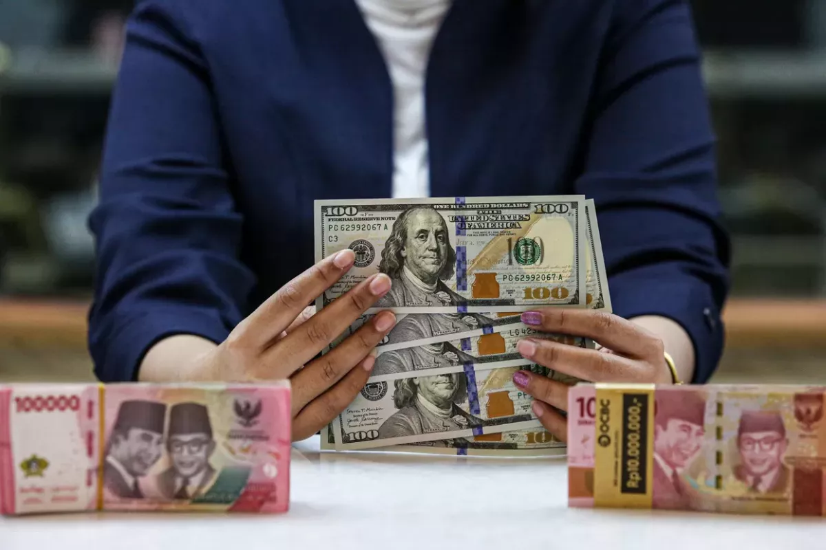 Rupiah Diprediksi Melemah Hari Ini Akibat Tekanan Dolar Amerika Serikat