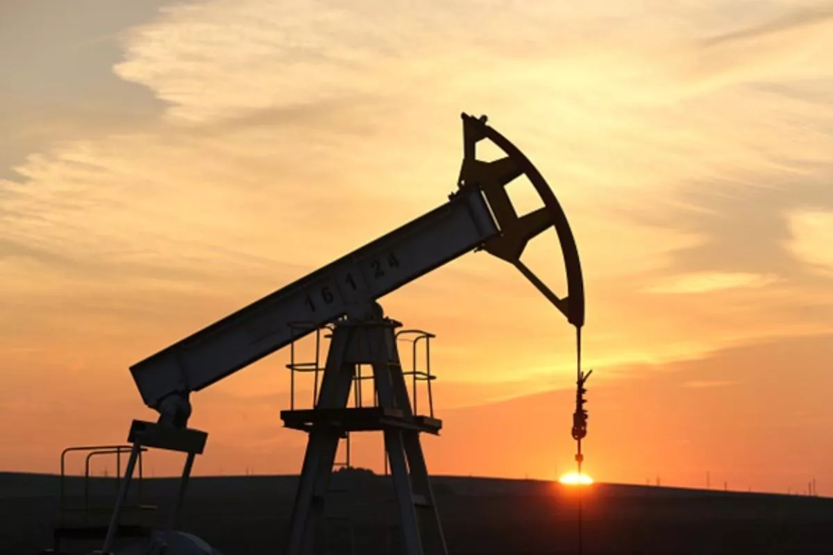Harga Minyak Melemah, Brent dan WTI Masih Bertahan di Posisi Tinggi