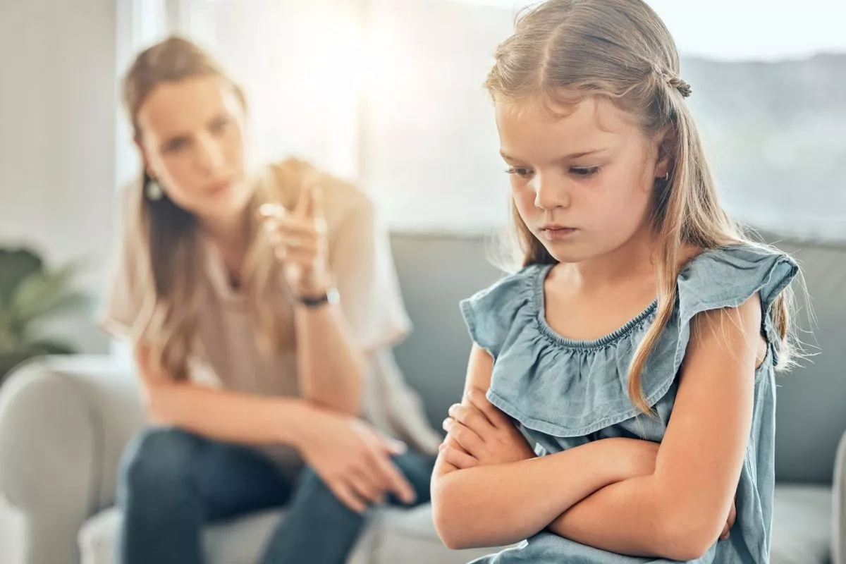 Memahami Arti Eggshell Parenting serta Berbagai Tanda Pola Asuhnya