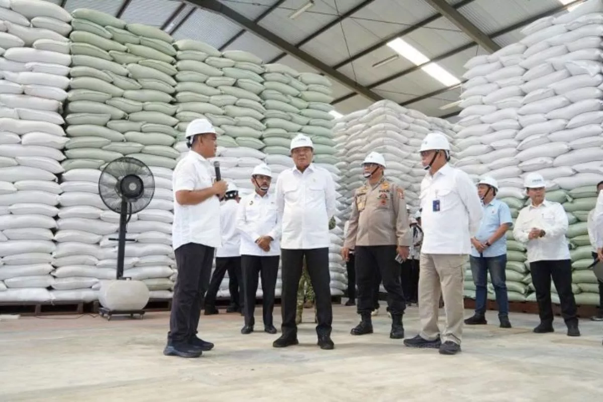 Tinjau Bulog Medan, Menko Polkam Pastikan Stok Beras Aman