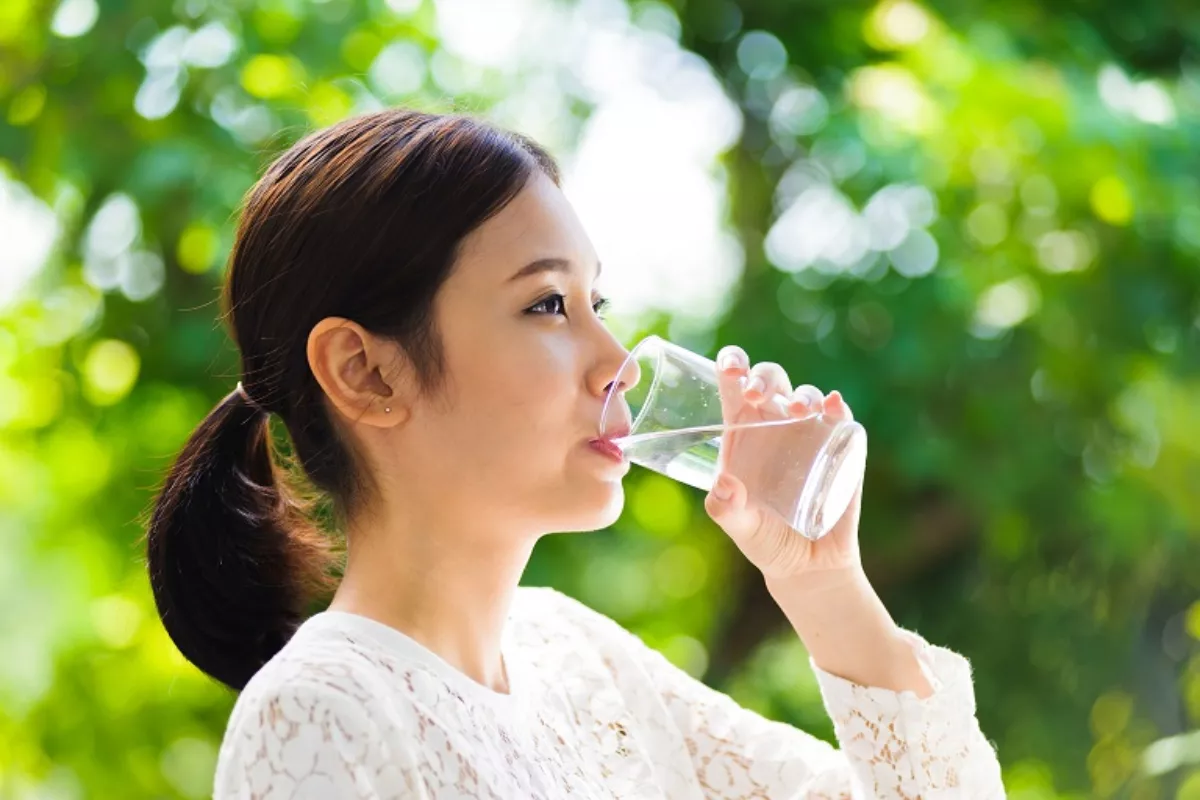 Mengapa Manfaat Minum Air Putih Setelah Bangun Tidur Sangat Vital?