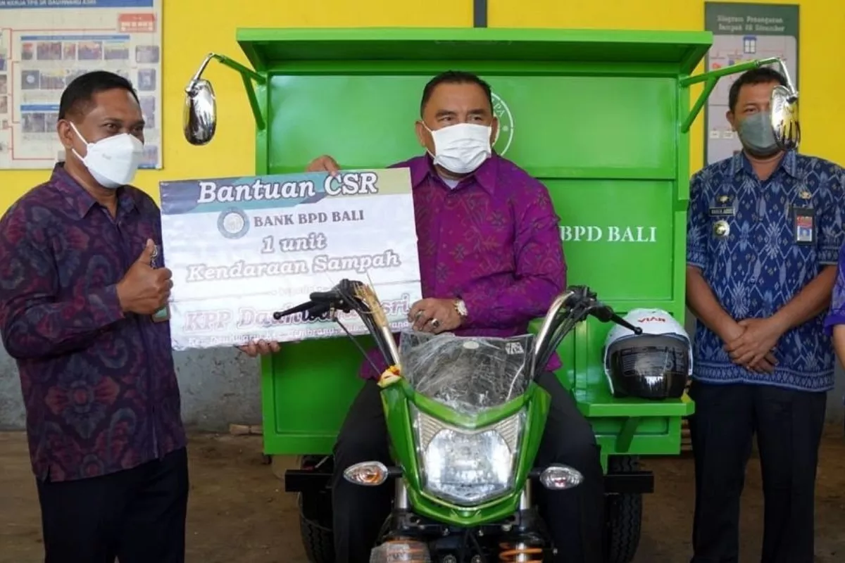 Zulhas Serahkan Bantuan Kendaraan Operasional TPS3R Banyuwangi
