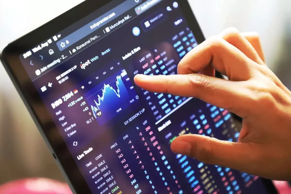 Sentimen Rupiah dan Domestik Tekan Pergerakan IHSG hingga Anjlok