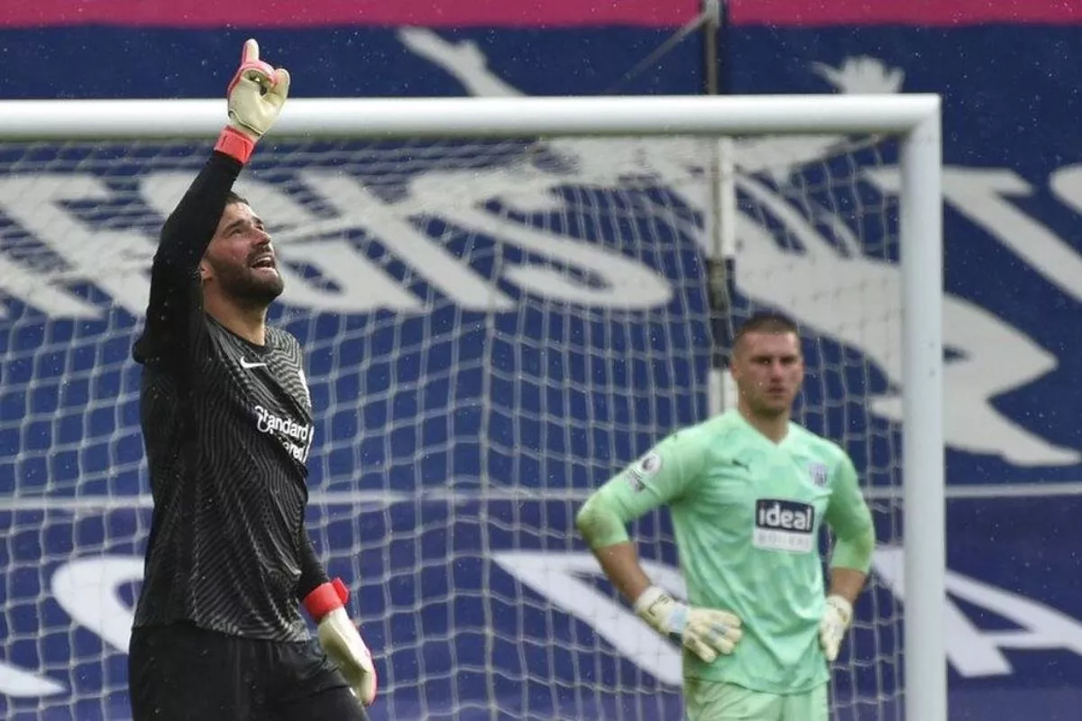 Premier League Jawab Kontroversi Handball Maguire & Alisson