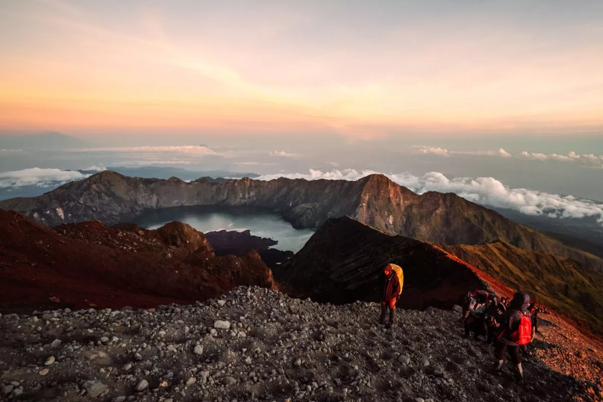 10 Jalur Trekking Terbaik di Indonesia