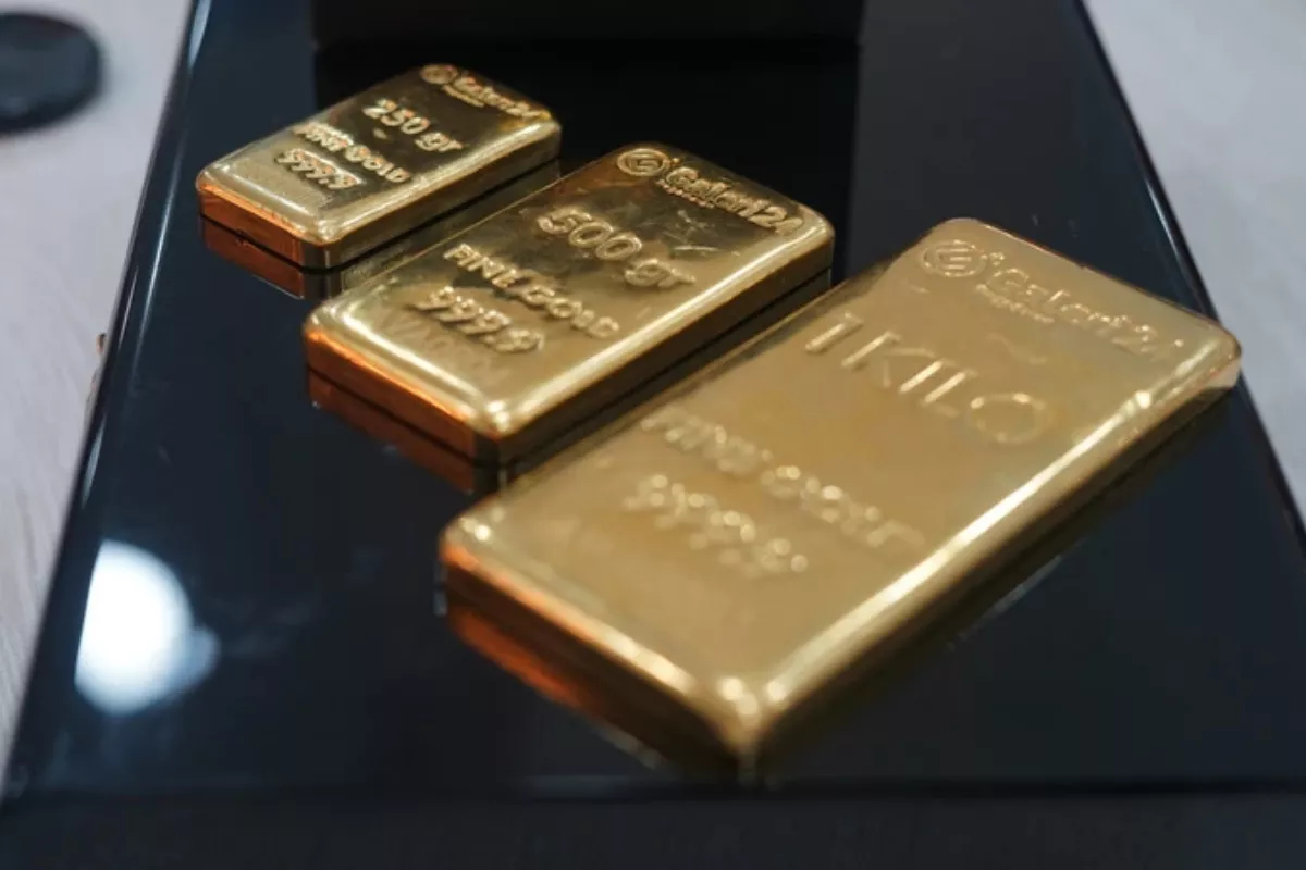 Harga Emas Spot Turun akibat Penguatan Dolar dan Obligasi Amerika