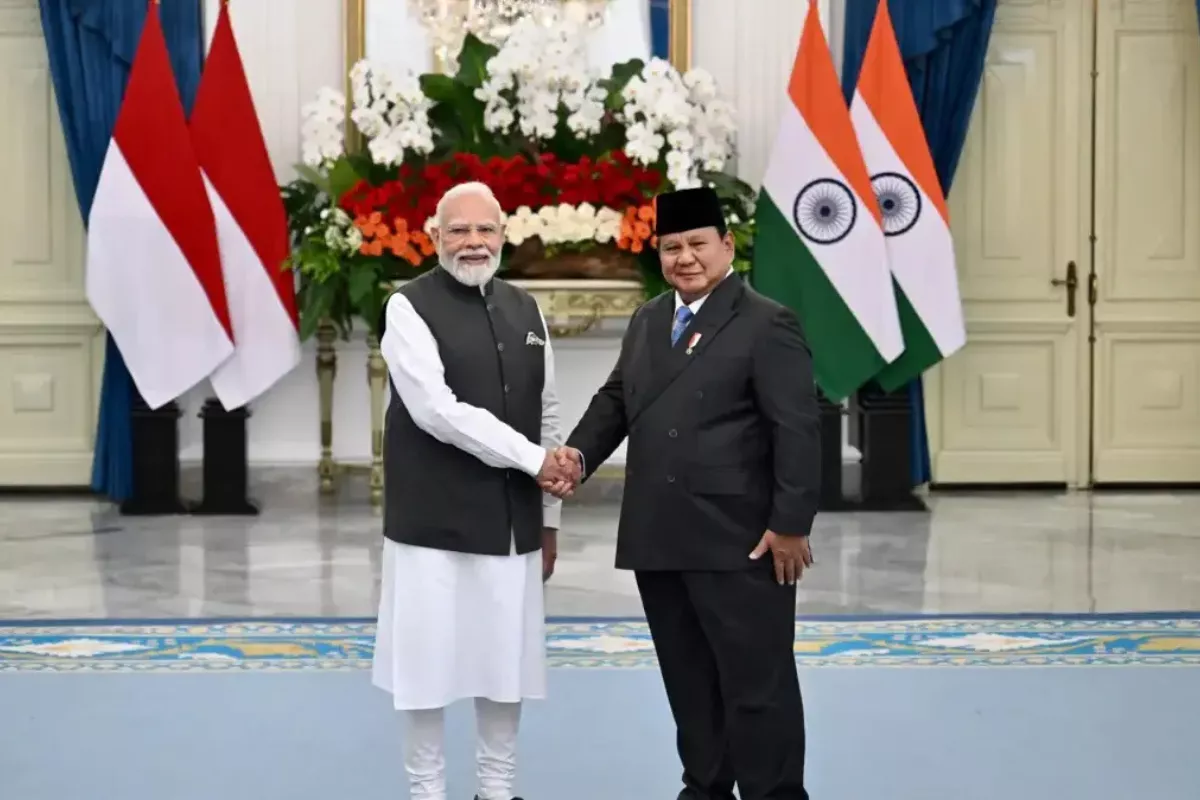 Prabowo Ajak PM India Naik Helikopter Tinjau Candi Prambanan