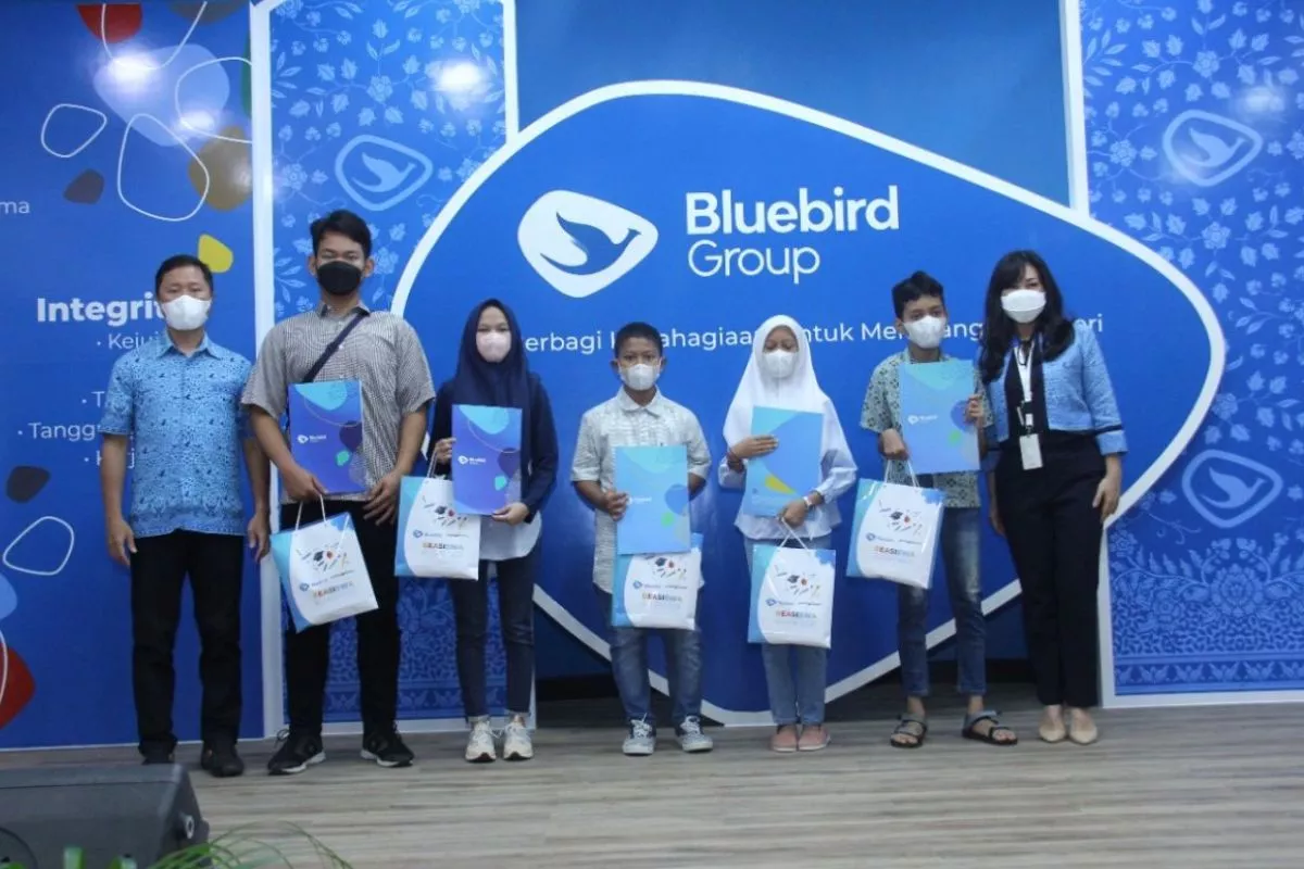Ribuan Anak Pengemudi Blue Bird Terima Beasiswa Pendidikan 2026